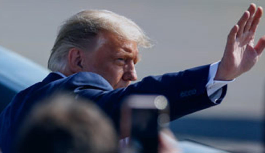 Donald Trump waving